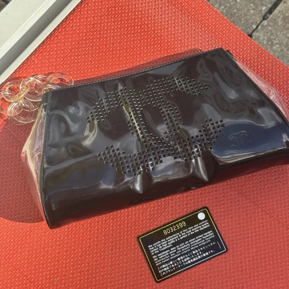 🛑 SOLD 🛑 Vintage Chanel Clutch with Clear Chain – Rare Black Vinyl Purse - Picture 11 of 14